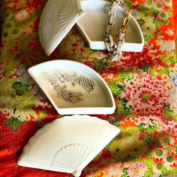 ♥️VINTAGE PAIR CHINOISERIE BONE WHITE FAN TRINKET DISHES GRAND MILLENNIAL DECOR - Picture 6 of 16
